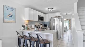 Een koelkast, een microgolfoven, een oven, een kookplaat