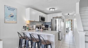 Een koelkast, een magnetron, een oven, een kookplaat