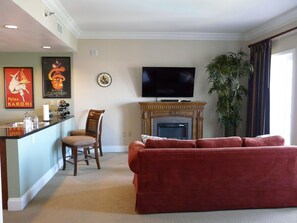 TV, fireplace