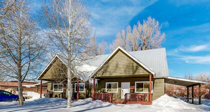 Lovely home with patio & yard - great central locale near fishing & skiing