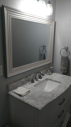 Douche, sèche-cheveux, serviettes fournies