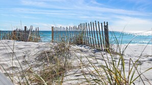 On the beach - One bedroom one bath oasis! Enjoy one free beach chair set up daily. (Destin)