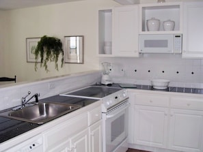 Frigorifero, microonde, forno, piano cottura