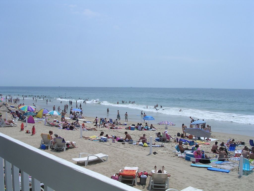 På stranden og solsenger