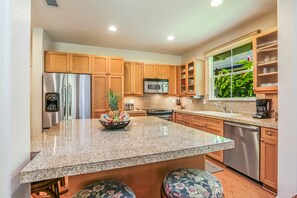 Fridge, microwave, oven, stovetop - Tutu's Getaway  Owned and Operated by Local Kauai Resident  (Princeville)