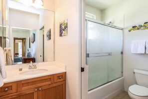 Een haardroger, handdoeken