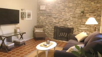 Een smart-tv, een open haard, een tafeltennistafel en boeken