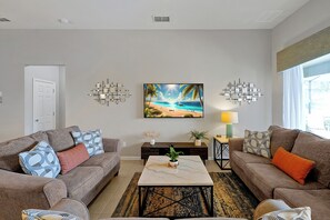 Smart TV, videojuegos, reproductor de DVD y futbolito 