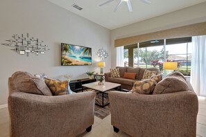 Smart TV, videojuegos, reproductor de DVD y futbolito 