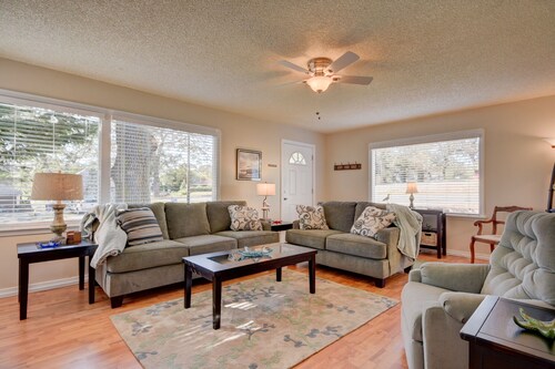Cute, Cozy & Comfortable Cottage Conveniently Located In The Heart Of Town. 
