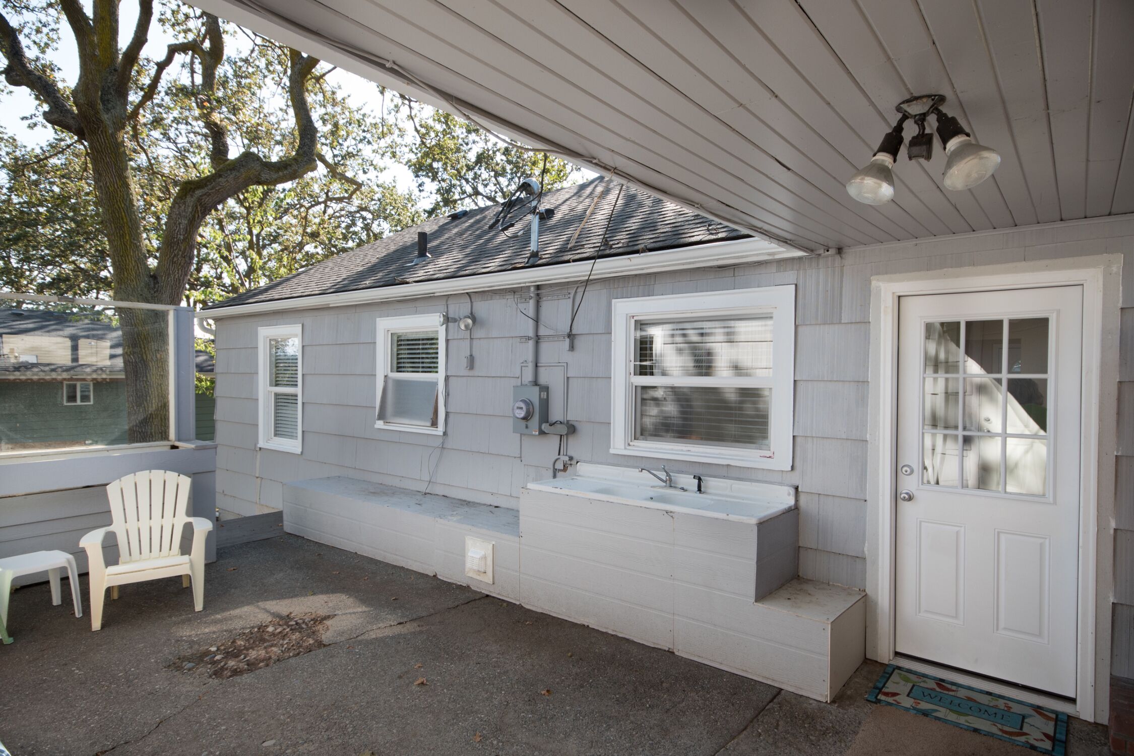 The outdoor sink makes crab or fish cleaning easier. 