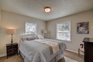 2 Schlafzimmer, Schreibtisch, Bügeleisen/Bügelbrett, Reisekinderbett