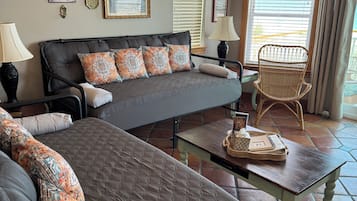 Una Smart TV, un reproductor de DVD, libros, una videoteca