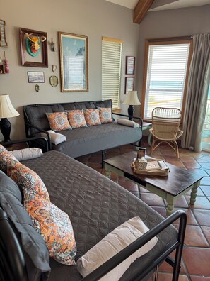 Smart TV, DVD player, books, video library - Beach Front Sleeps 10 Walking distance to everything (St. George Island)