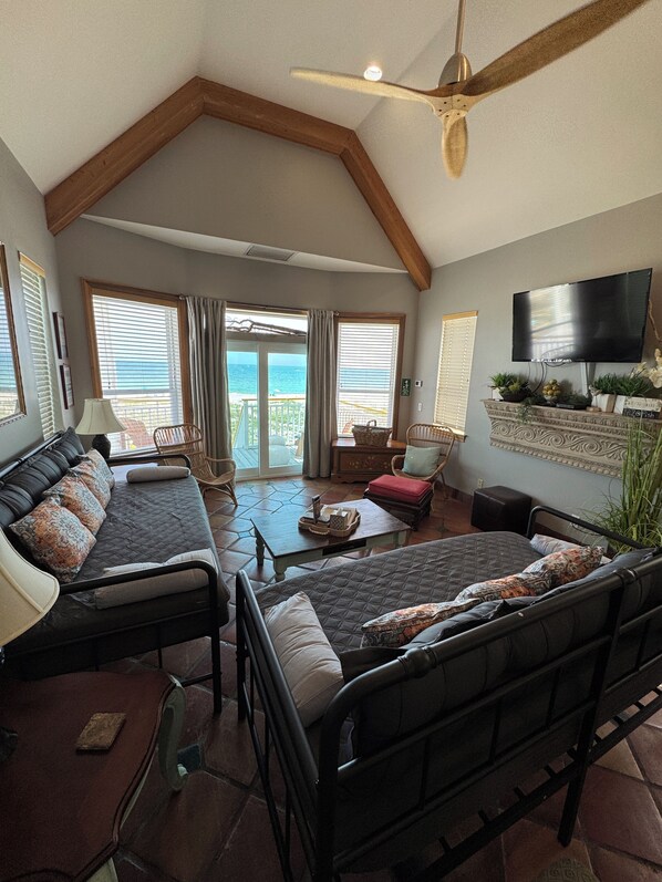 Smart TV, DVD player, books, video library - Beach Front Sleeps 10 Walking distance to everything (St. George Island)