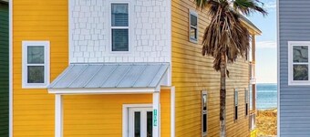 Beach Front Sleeps 10 Walking distance to everything