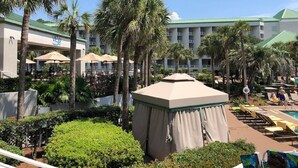 A hotel with a pool area, palm trees, and outdoor seating. - STUNNING 2 BED 2 BATH SLEEPS 6 INCLUDES FREE GOLF/TENNIS WITH WESTIN AMENITIES (Hilton Head Island)