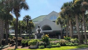 A building with a central fountain, surrounded by palm trees and well-maintained gardens. - STUNNING 2 BED 2 BATH SLEEPS 6 INCLUDES FREE GOLF/TENNIS WITH WESTIN AMENITIES (Hilton Head Island)