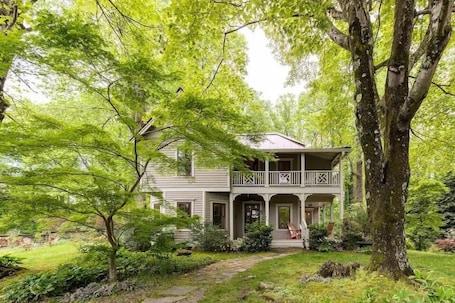 Exterior. Walk to Main St Saluda*Outdoor Games* Pet Friendly*