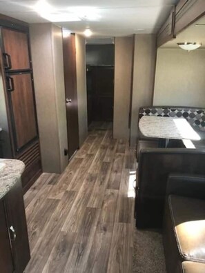 Interior - Go Glamping in Marblehead with free boat dock. (Lakeside Marblehead)