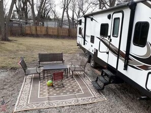 Outdoor dining - Go Glamping in Marblehead with free boat dock. (Lakeside Marblehead)