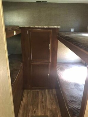 2 bedrooms, WiFi - Go Glamping in Marblehead with free boat dock. (Lakeside Marblehead)