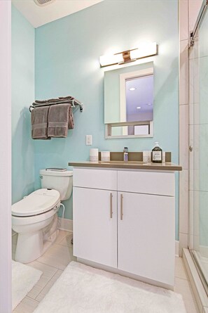 Een douche, een haardroger, een bidet, handdoeken