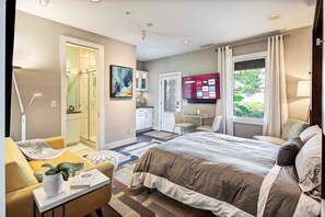 1 slaapkamer, een kluis op de kamer, een strijkplank/strijkijzer