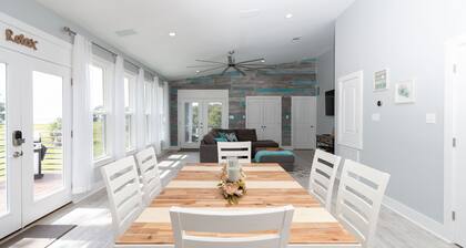 Cozy beach retreat - winter discounts, peaceful views, and pets always welcome!