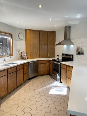 Fridge, microwave, oven, stovetop - A Truly Beautiful Geo Dome home in the Sierras (Arnold)