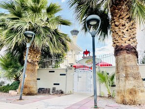 المنشأة من الخارج