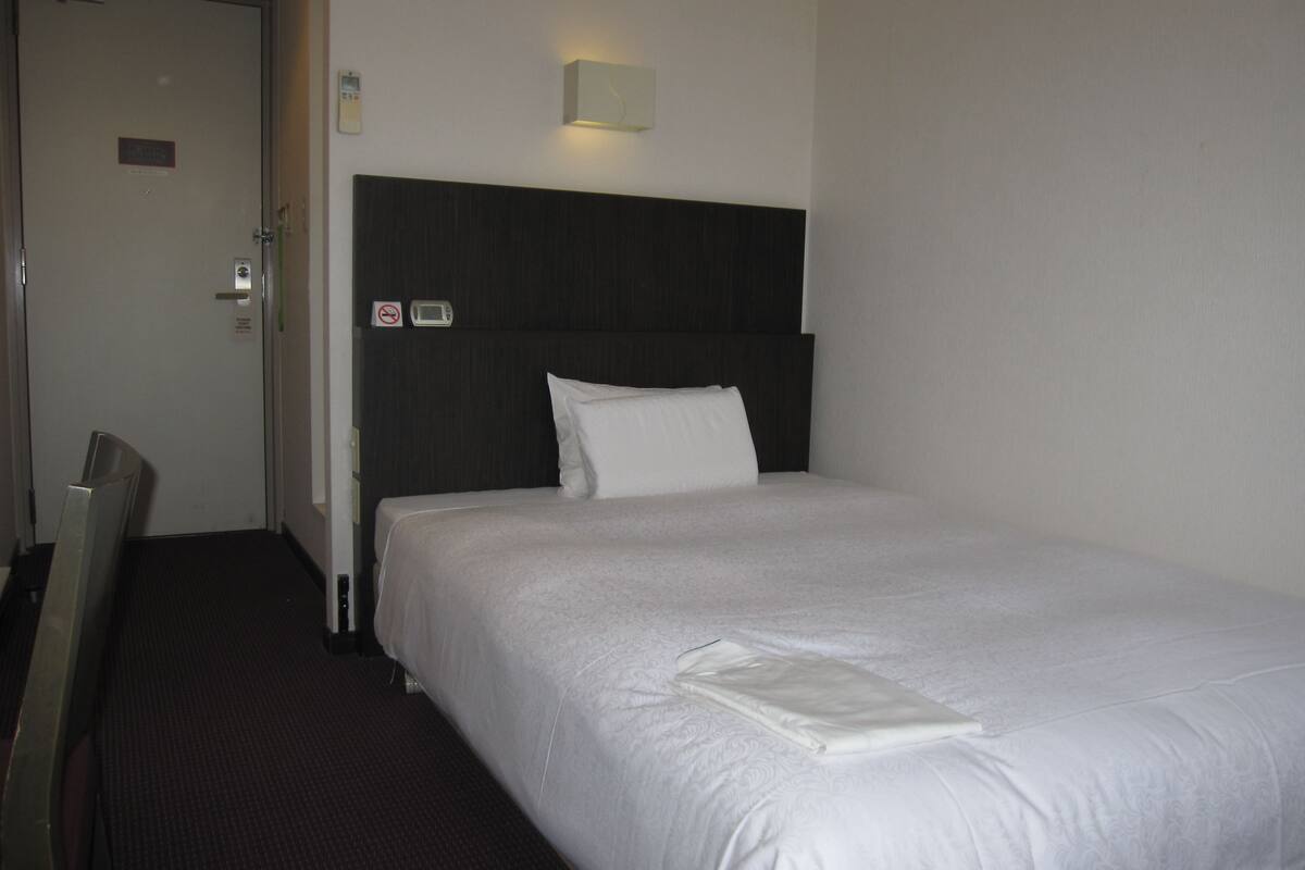 business single room, 1 large single bed, smoking | desk, blackout curtains, iron/ironing board, free wifi