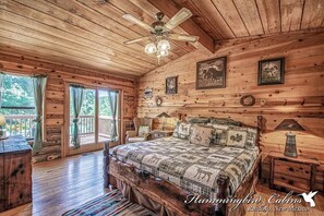 2 bedrooms, desk, iron/ironing board, free WiFi - Happy Bears Cabin: Be as happy as the bears at Happy Bears Cabin! Pet friendly. (Ruidoso)