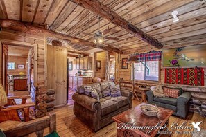 TV, fireplace, DVD player - Happy Bears Cabin: Be as happy as the bears at Happy Bears Cabin! Pet friendly. (Ruidoso)