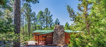 Happy Bears Cabin: Be as happy as the bears at Happy Bears Cabin! Pet friendly.
