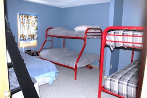 6 bedrooms, free WiFi, bed sheets - Large cabin for reunions , family gatherings or duck hunting (Craig)