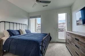 4 bedrooms, WiFi (free), bed sheets