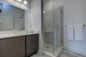 Badewanne, Haartrockner, Handtücher