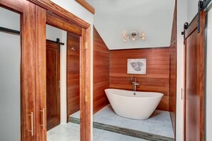 Baignoire, séchoir à cheveux, serviettes fournies