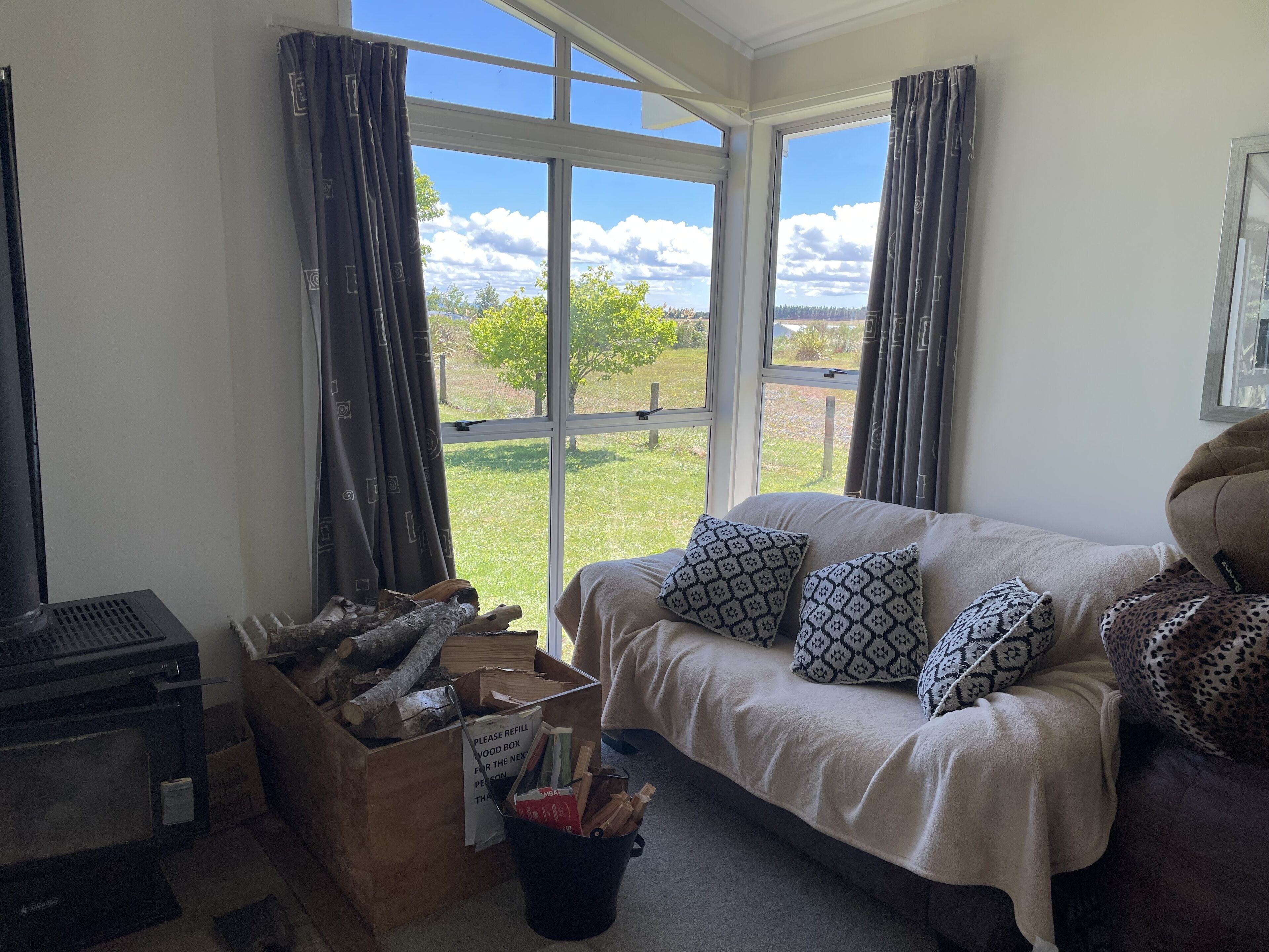 Smart-tv, pejs, dvd-afspiller, bøger