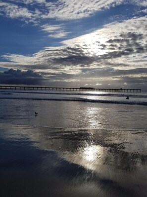 Plage, chaises longues, serviettes de plage
