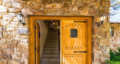 GELK: 'Live Large at the Grand Elk!' With hot tub. Pet friendly.