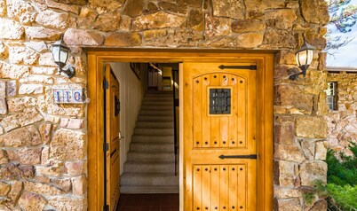GELK: 'Live Large at the Grand Elk!' With hot tub. Pet friendly.