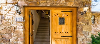 GELK: 'Live Large at the Grand Elk!' With hot tub. Pet friendly.