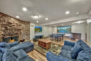 Télévision, cheminée, jeux vidéo, lecteur de DVD