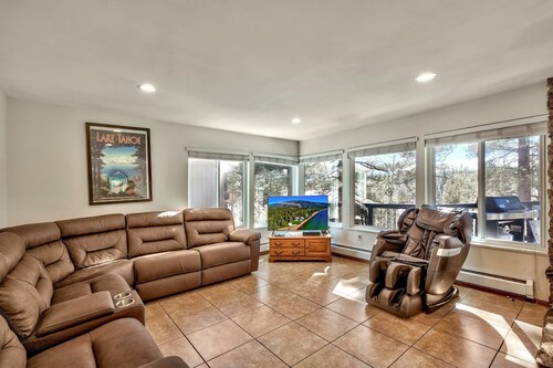 7 Bedroom Tahoe Cabin, Pool Table, game room, minutes from Heavenly and Casinos