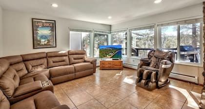 7 Bedroom Tahoe Cabin, Pool Table, game room, minutes from Heavenly and Casinos