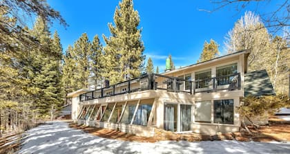 7 Bedroom Tahoe Cabin, Pool Table, game room, minutes from Heavenly and Casinos