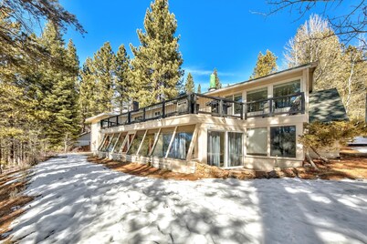 7 Bedroom Tahoe Cabin, Pool Table, game room, minutes from Heavenly and Casinos