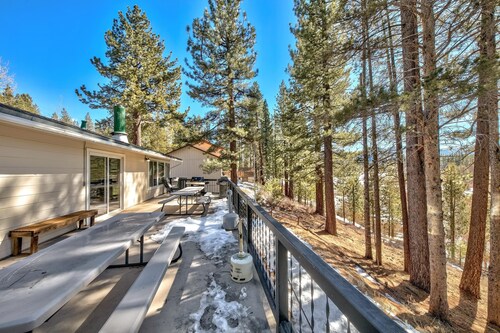 7 Bedroom Tahoe Cabin, Pool Table, game room, minutes from Heavenly and Casinos